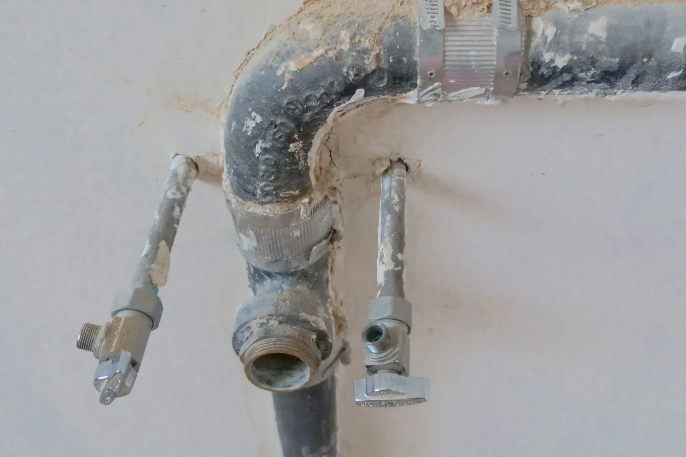 Robinets d'arrêt et raccords de canalisation lors d'une recherche de fuite